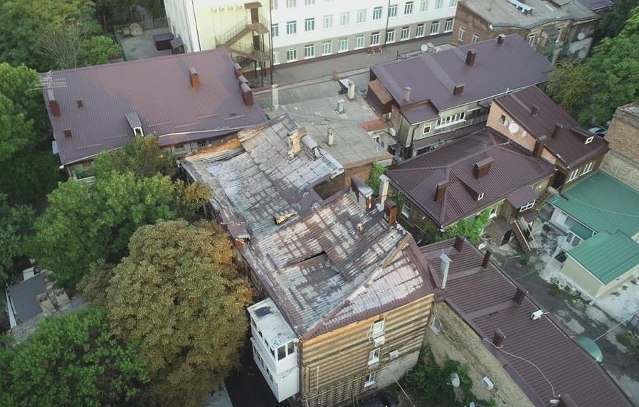 Пожар в трехэтажном жилом доме на пер. Островского в Ростове-на-Дону ликвидировали