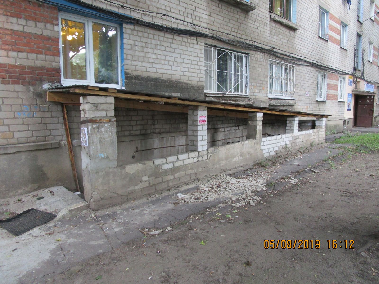 Воронежский ДУК отремонтировал разрушенный вход в подвал только после визита сотрудников госжилинспекции - фото 1