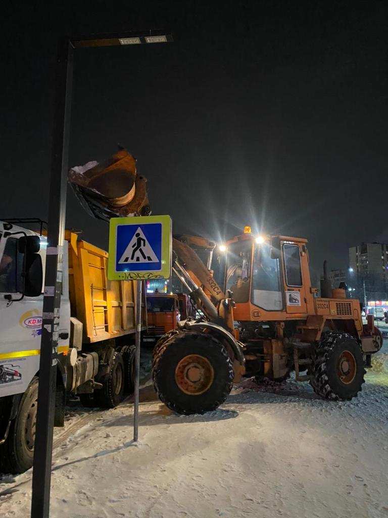 За минувшую ночь из Воронежа вывезли более 7 тыс. кубометров снега - фото 1