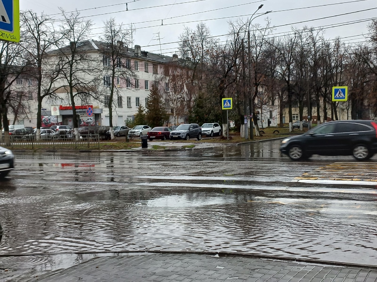 Дождевую воду откачивают с улиц Нижнего Новгорода - фото 1