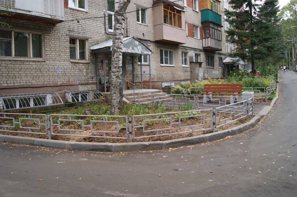 На 95% завершено благоустройство дворов на улице Шишкова в Нижнем Новгороде 